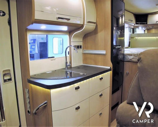 Carthago C-Tourer I 143 LE: camper nuovo motorhome con letti gemelli e letto basculante, tappezzeria Malaga, mobilio Casablanca, garage doppio portell