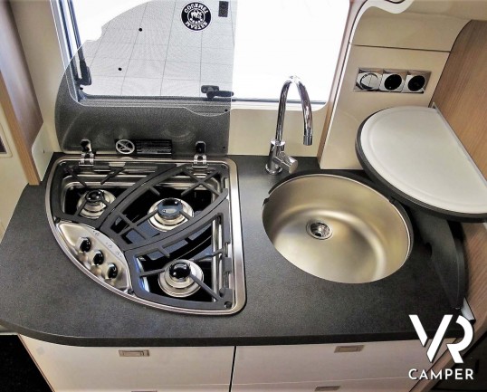 Carthago C-Tourer I 143 LE: camper nuovo motorhome con letti gemelli e letto basculante, tappezzeria Malaga, mobilio Casablanca, garage doppio portell