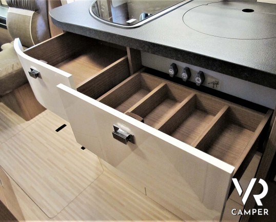 Carthago C-Tourer I 143 LE: camper nuovo motorhome con letti gemelli e letto basculante, tappezzeria Malaga, mobilio Casablanca, garage doppio portell