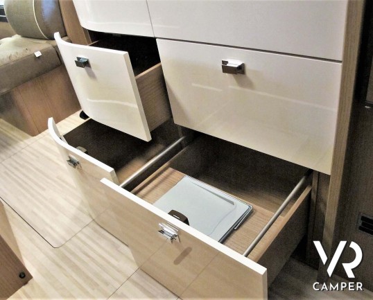 Carthago C-Tourer I 143 LE: camper nuovo motorhome con letti gemelli e letto basculante, tappezzeria Malaga, mobilio Casablanca, garage doppio portell