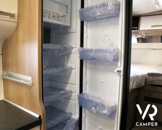 Carthago C-Tourer I 143 LE: camper nuovo motorhome con letti gemelli e letto basculante, tappezzeria Malaga, mobilio Casablanca, garage doppio portell