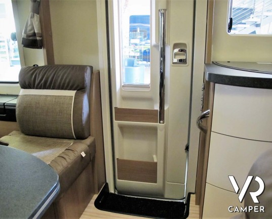 Carthago C-Tourer I 143 LE: camper nuovo motorhome con letti gemelli e letto basculante, tappezzeria Malaga, mobilio Casablanca, garage doppio portell