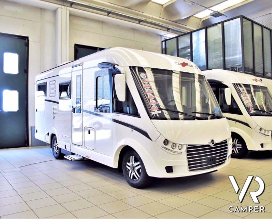 Carthago C-Tourer I 143 LE: camper nuovo motorhome con letti gemelli e letto basculante, tappezzeria Malaga, mobilio Casablanca, garage doppio portell