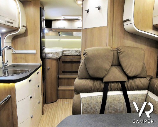 Carthago C-Tourer I 143 LE: camper nuovo motorhome con letti gemelli e letto basculante, tappezzeria Malaga, mobilio Casablanca, garage doppio portell