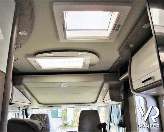 Carthago C-Tourer I 143 LE: camper nuovo motorhome con letti gemelli e letto basculante, tappezzeria Malaga, mobilio Casablanca, garage doppio portell