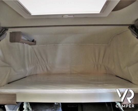 Carthago C-Tourer I 143 LE: camper nuovo motorhome con letti gemelli e letto basculante, tappezzeria Malaga, mobilio Casablanca, garage doppio portell