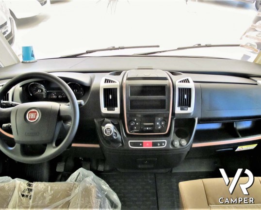 Carthago C-Tourer I 143 LE: camper nuovo motorhome con letti gemelli e letto basculante, tappezzeria Malaga, mobilio Casablanca, garage doppio portell