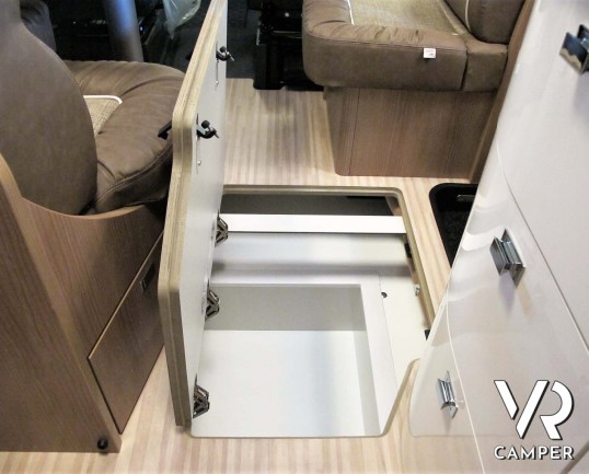 Carthago C-Tourer I 143 LE: camper nuovo motorhome con letti gemelli e letto basculante, tappezzeria Malaga, mobilio Casablanca, garage doppio portell