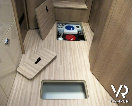 Carthago C-Tourer I 143 LE: camper nuovo motorhome con letti gemelli e letto basculante, tappezzeria Malaga, mobilio Casablanca, garage doppio portell