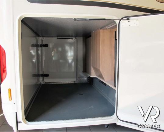 Carthago C-Tourer I 143 LE: camper nuovo motorhome con letti gemelli e letto basculante, tappezzeria Malaga, mobilio Casablanca, garage doppio portell