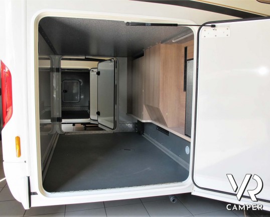 Carthago C-Tourer I 143 LE: camper nuovo motorhome con letti gemelli e letto basculante, tappezzeria Malaga, mobilio Casablanca, garage doppio portell