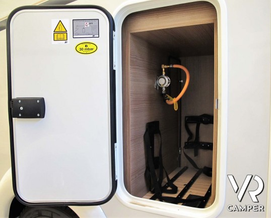 Carthago C-Tourer I 143 LE: camper nuovo motorhome con letti gemelli e letto basculante, tappezzeria Malaga, mobilio Casablanca, garage doppio portell