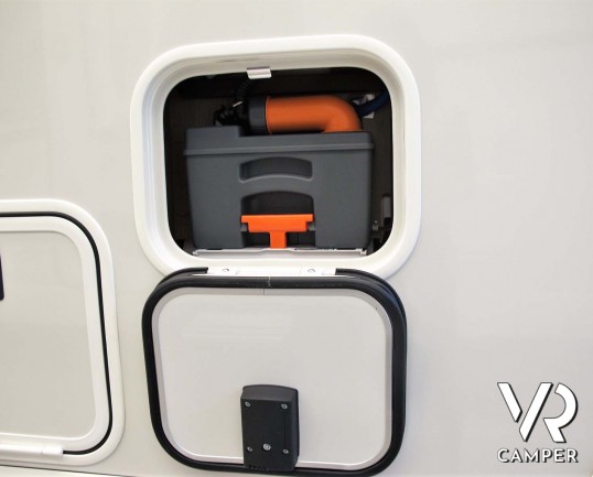 Carthago C-Tourer I 143 LE: camper nuovo motorhome con letti gemelli e letto basculante, tappezzeria Malaga, mobilio Casablanca, garage doppio portell