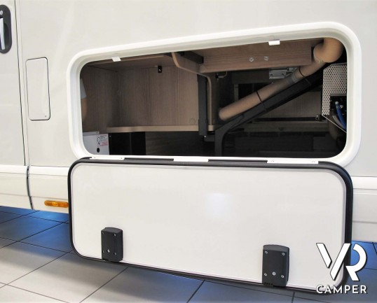 Carthago C-Tourer I 143 LE: camper nuovo motorhome con letti gemelli e letto basculante, tappezzeria Malaga, mobilio Casablanca, garage doppio portell