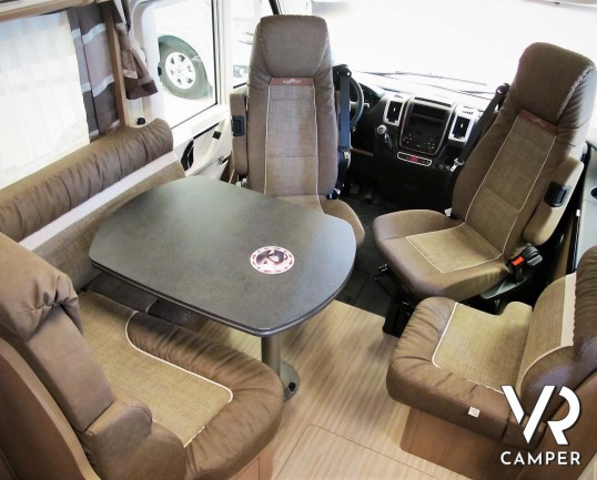 Carthago C-Tourer I 143 LE: camper nuovo motorhome con letti gemelli e letto basculante, tappezzeria Malaga, mobilio Casablanca, garage doppio portell