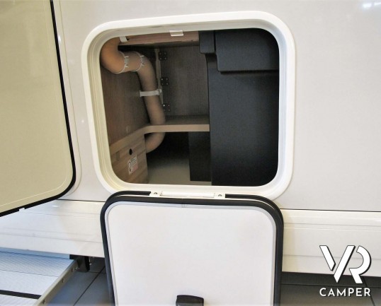 Carthago C-Tourer I 143 LE: camper nuovo motorhome con letti gemelli e letto basculante, tappezzeria Malaga, mobilio Casablanca, garage doppio portell