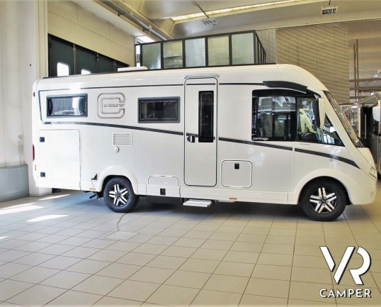 Carthago C-Tourer I 143 LE: camper nuovo motorhome con letti gemelli e letto basculante, tappezzeria Malaga, mobilio Casablanca, garage doppio portell