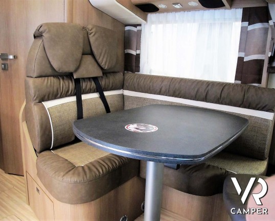 Carthago C-Tourer I 143 LE: camper nuovo motorhome con letti gemelli e letto basculante, tappezzeria Malaga, mobilio Casablanca, garage doppio portell