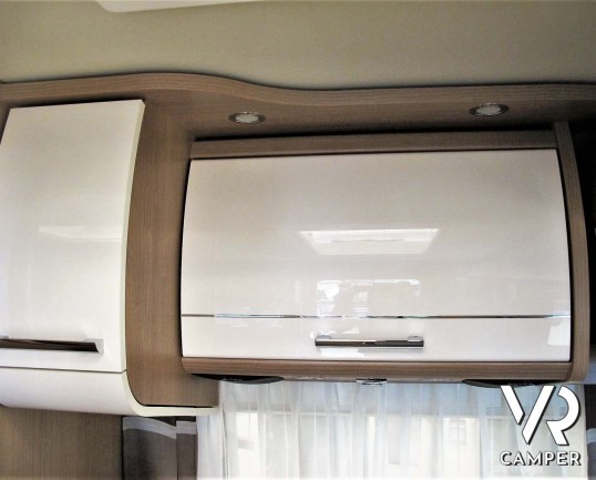 Carthago C-Tourer I 143 LE: camper nuovo motorhome con letti gemelli e letto basculante, tappezzeria Malaga, mobilio Casablanca, garage doppio portell