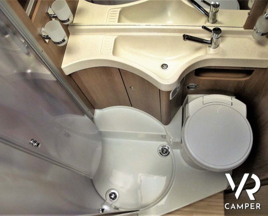 Carthago C-Tourer I 143 LE: camper nuovo motorhome con letti gemelli e letto basculante, tappezzeria Malaga, mobilio Casablanca, garage doppio portell