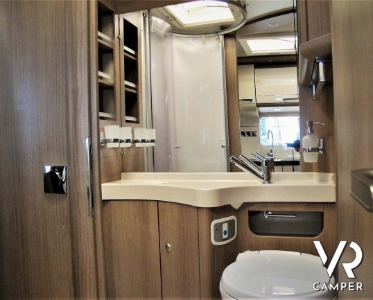 Carthago C-Tourer I 143 LE: camper nuovo motorhome con letti gemelli e letto basculante, tappezzeria Malaga, mobilio Casablanca, garage doppio portell