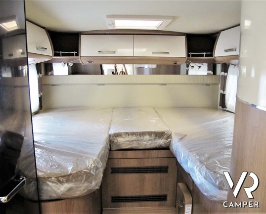 Carthago C-Tourer I 143 LE: camper nuovo motorhome con letti gemelli e letto basculante, tappezzeria Malaga, mobilio Casablanca, garage doppio portell