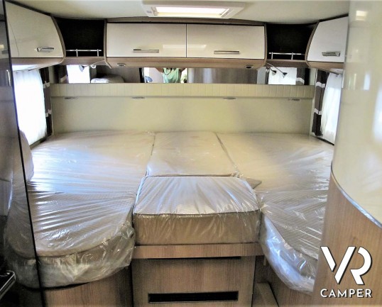 Carthago C-Tourer I 143 LE: camper nuovo motorhome con letti gemelli e letto basculante, tappezzeria Malaga, mobilio Casablanca, garage doppio portell