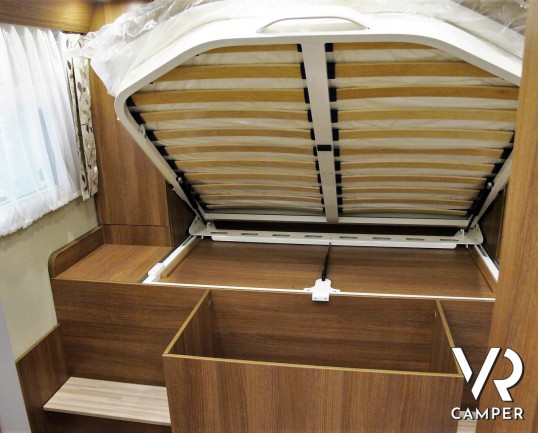 Carthago C-Tourer I 144 QB - camper motorhome con 4 posti, con letto matrimoniale e letto basculante, su Fiat Ducato 160 CV. Italia VR vendita camper