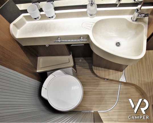 Carthago C-Tourer I 144 QB - camper motorhome con 4 posti, con letto matrimoniale e letto basculante, su Fiat Ducato 160 CV. Italia VR vendita camper