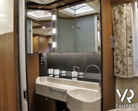 Carthago C-Tourer I 144 QB - camper motorhome con 4 posti, con letto matrimoniale e letto basculante, su Fiat Ducato 160 CV. Italia VR vendita camper