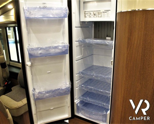 Carthago C-Tourer I 144 QB - camper motorhome con 4 posti, con letto matrimoniale e letto basculante, su Fiat Ducato 160 CV. Italia VR vendita camper