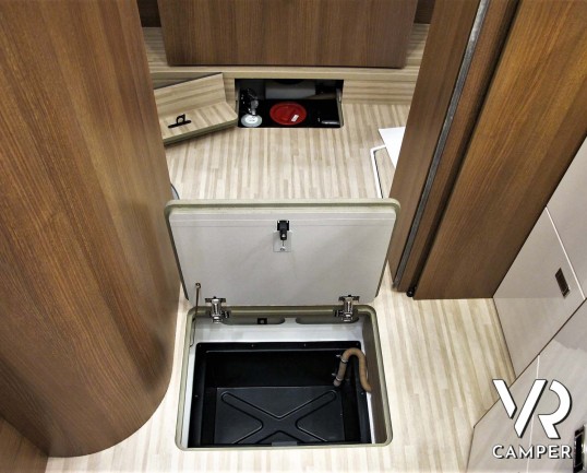 Carthago C-Tourer I 144 QB - camper motorhome con 4 posti, con letto matrimoniale e letto basculante, su Fiat Ducato 160 CV. Italia VR vendita camper