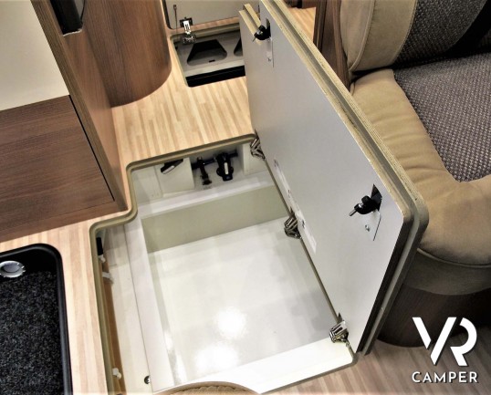 Carthago C-Tourer I 144 QB - camper motorhome con 4 posti, con letto matrimoniale e letto basculante, su Fiat Ducato 160 CV. Italia VR vendita camper