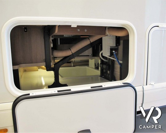 Carthago C-Tourer I 144 QB - camper motorhome con 4 posti, con letto matrimoniale e letto basculante, su Fiat Ducato 160 CV. Italia VR vendita camper