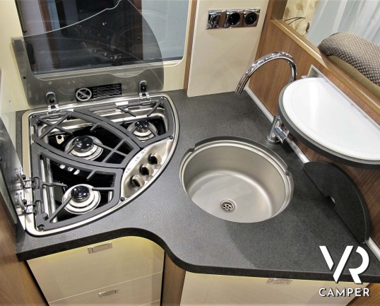 Carthago C-Tourer I 144 QB - camper motorhome con 4 posti, con letto matrimoniale e letto basculante, su Fiat Ducato 160 CV. Italia VR vendita camper