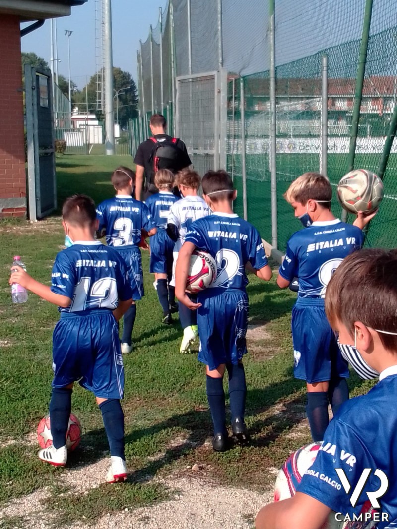 La squadra Chisola Calcio con magliette dello sponsor Italia VR