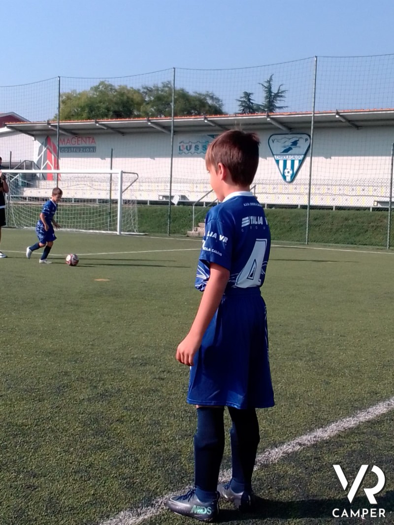 Giovane giocatore del Chisola Calcio con la maglietta dello sponsor Italia VR