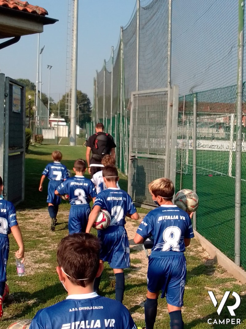 La squadra Chisola Calcio con magliette dello sponsor Italia VR