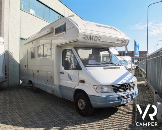 Rimor Super Brig 728 - camper mansardato usato con 7 posti letto, su Mercedes 312 2,9 TDI (123 CV). Lungo 7,43 mt. Ideale per viaggi di famiglia. Ital