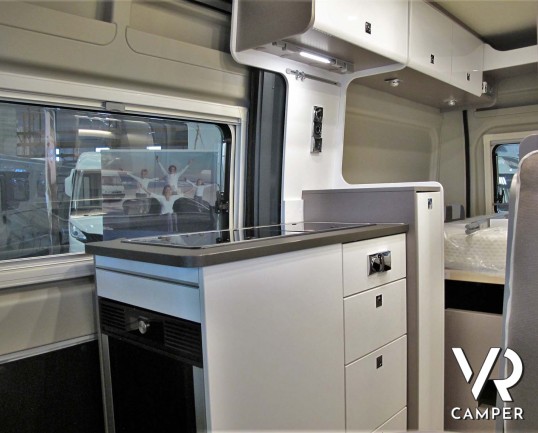 Burstner Eliseo C 540: camper furgonato nuovo con letto sul tetto, accessoriato con pacchetto Eliseo + Eliseo Select. Su Fiat Ducato 140 CV.