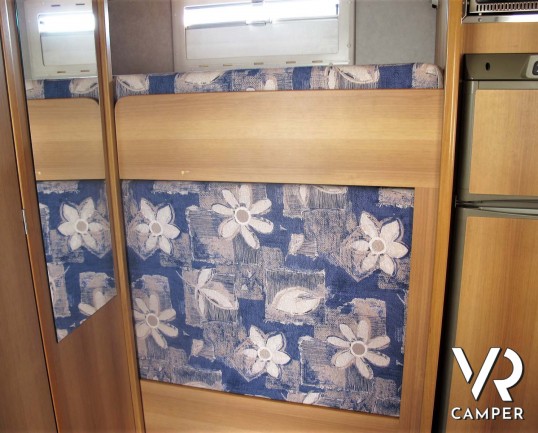 Rimor Super Brig 728 - camper mansardato usato con 7 posti letto, su Mercedes 312 2,9 TDI (123 CV). Lungo 7,43 mt. Ideale per viaggi di famiglia. Ital