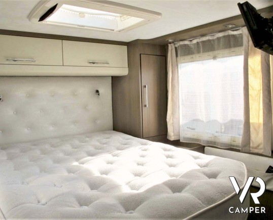 Roller Team XLM: camper usato semintegrale con letto nautico posteriore, 5 posti omologati, su Fiat Ducato 150 CV. In vendita da Italia VR a Torino.