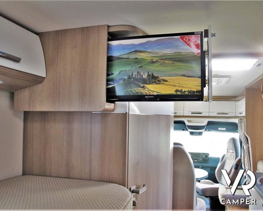 Carthago c-tourer T 143 LE - camper nuovo, camper semintegrale su Mercedes-Benz Sprinter 170 CV, con letti gemelli e garage. In esposizione durante il