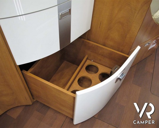 Carthago Chic c-line I 4.9 - camper nuovo, camper motorhome con letti gemelli e basculante. In esposizione durante il Porte Aperte 91011 Ottobre 2020