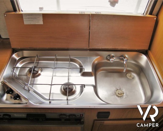 Elnagh Magnum 561 - camper motorhome usato 5 posti, su Ducato 2.500 D. Dotato di veranda, antenna tv, portabici, 2° serbatoio acqua, ventolone oblò. I