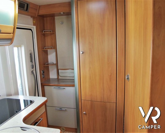 Hymer Camp 544 SL - camper usato, camper mansardato, camper 5 posti letto, dotato di veranda, oscuranti, antenna tv. Su Fiat Ducato 130 CV. In vendita