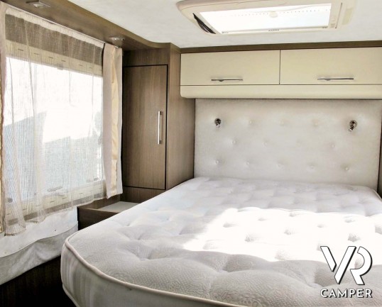 Roller Team XLM: camper usato semintegrale con letto nautico posteriore, 5 posti omologati, su Fiat Ducato 150 CV. In vendita da Italia VR a Torino.