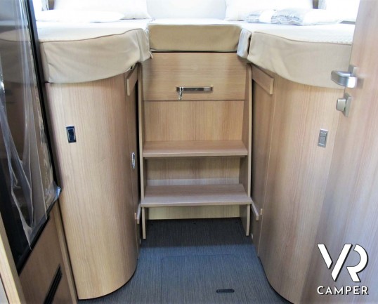 Carthago c-tourer T 143 LE - camper nuovo, camper semintegrale su Mercedes-Benz Sprinter 170 CV, con letti gemelli e garage. In esposizione durante il