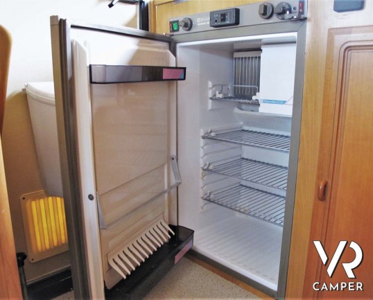 Elnagh Magnum 561 - camper motorhome usato 5 posti, su Ducato 2.500 D. Dotato di veranda, antenna tv, portabici, 2° serbatoio acqua, ventolone oblò. I