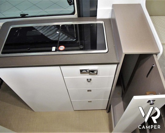 Burstner Eliseo C 540: camper furgonato nuovo con letto sul tetto, accessoriato con pacchetto Eliseo + Eliseo Select. Su Fiat Ducato 140 CV.